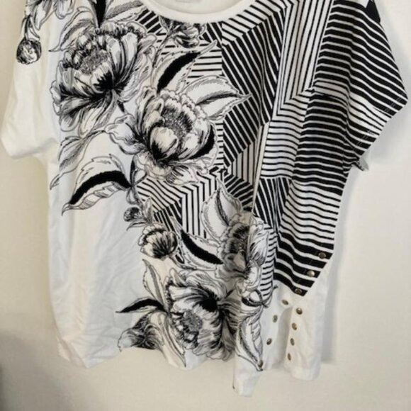 Weekends by Chicos Woman's Top Sz 2 Black White Flowered Short Sleeves - Picture 3 of 3